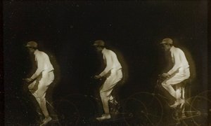 自転車に乗る男