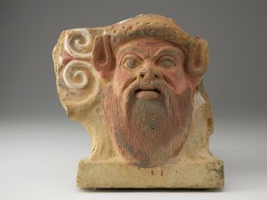 5世紀半ばのサテュロスの頭の形のAntefix（色素を含むテラコッタ）