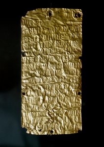 アンティーク・エトルスカン：連合の女神に捧げるエトルスカン語の碑文が刻まれたピュルギの金製タブレット（スラット）。紀元前6世紀末から5世紀初頭。寸法18.5 cm ローマ、ヴィッラ・ジュリア国立博物館 作： Etruscan