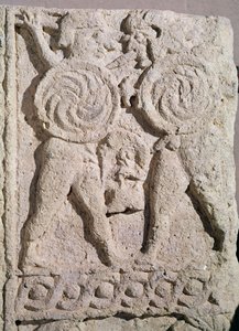 2つの戦士の石の墓石の詳細