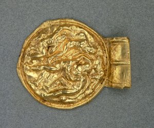 エンボス加工されたブーラのペンダント。紀元前4世紀のエトルリア文明。 作： Etruscan