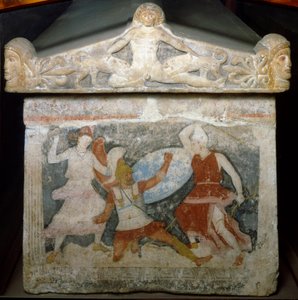 エトルリア美術。"ギリシャの兵士が二人のアマゾンに襲われる" 上、アクテオンが犬に食い殺される。アマゾンの石棺。紀元前4世紀末。タルクィニア産。フィレンツェ、アルケオロジコ美術館 作： Etruscan