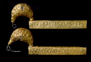 エトルリア美術：金製のフィーブル（ピン）。紀元前630年。リットーレの墓からヴェトゥロニア（またはヴェトゥロニウム）。ディム。21 cm フィレンツェ、Museo Archeologico