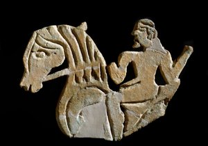 エトルリア文明：騎手の形に彫られたアクロテレ。紀元前7世紀 ムルロの宮殿よりフィレンツェ、Soprintendenza Archeologica 作： Etruscan