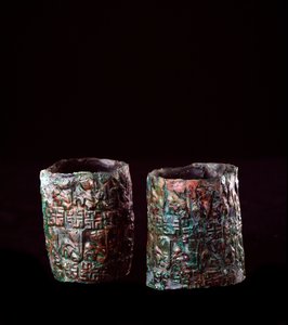 エトルリア文明：紀元前680〜670年、ヴルチのブロンズ戦車の墓からのブロンズのブレスレット装飾 作： Etruscan