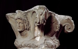 エトルリア文明：イタリアのカンパナーリ・ア・ヴルチ墳墓から出土した装飾柱頭。紀元前4世紀末から3世紀初頭フィレンツェ、アルケオロジコ美術館 作： Etruscan