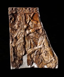 エトルリア文明：ゲリュオン像の象牙板装飾品-イタリア、カマーナ県モンテフォルティーニの古墳から-紀元前7世紀 Dim 10x8,1 cm Florence, Museo Archeologico, inv 194662