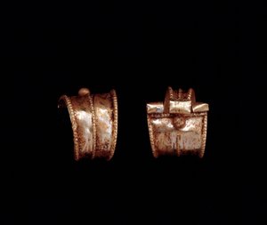 エトルリア文明：金のイヤリングのペア-紀元前6世紀ローマ近郊のペーシャから