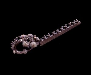 エトルリア文明：バンディテッラのネクロポリス、マルシリアナダルベニャ、イタリア、紀元前675〜650年の銀竜のフィブラ 作： Etruscan