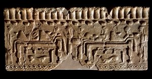 エトルリア文明：宴の場面で飾られたテラコッタ製のフリーズ。紀元前580年 薄暗い24x54cm。ムルロ宮殿より。ムルロ、コムナーレ古文書館 作： Etruscan