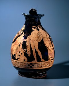 エトルリア文明：テラコッタオイノコエは、イタリアのタルクイーニアから紀元前360〜340年に立っている、立っている他の2人と話している若い男性を表すアルチェスティの画家の工房によって飾られています。 作： Etruscan