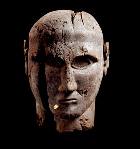 男性の頭部 金の痕跡のある木彫像 前7世紀 作： Etruscan