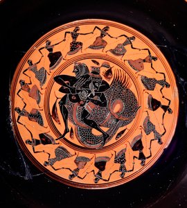 ヘラクレスがトリトンと戦い、その周りを17人のネレイドが踊っている様子を描いたテラコッタ製のクリックス 紀元前6世紀 作： Etruscan