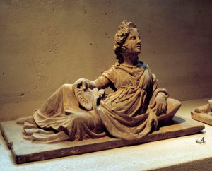 エトルリア美術：故人の妻が扇子を持っている様子を描いた葬儀用骨壷の蓋。Chiusi（イタリア、トスカーナ州）の葬儀用モニュメントより。紀元2世紀パリ、ルーヴル美術館 作： Etruscan Etruscan