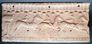 騎馬民族のレリーフが描かれたプレート(石) 作： Etruscan Etruscan