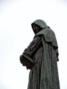 ジョルダーノ・ブルーノ（1548-1600）の記念碑 ドミニカ共和国の哲学者で弟。エットーレ・フェラーリ（1845-1929）による彫刻 1889年 ローマ、カンポ・デイ・フィオーリ