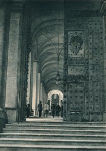 1927年、イタリア、ローマのサンピエトロ広場からのバチカンの入り口 作： Eugen Poppel
