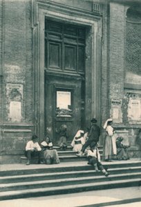 1927年、イタリア、ローマ、バブイーノ通りの教会の前に立つアーティストモデルの待ち合わせ場所 作： Eugen Poppel