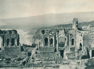1927年、イタリア、シチリア島、タオルミーナのギリシャ劇場の舞台と楽屋 作： Eugen Poppel