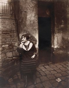 ラヴィレット。ドアの前で待っている売春婦、アセリン通り 作： Eugène Atget