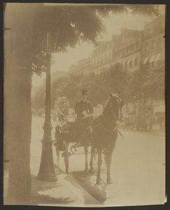[待機中の馬車］ 作： Eugène Atget