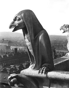 グランド・ギャルリーの手すりのガーゴイル、12世紀のオリジナル（石）のレプリカ（モノクロ写真 作： Eugene Emmanuel Viollet le Duc