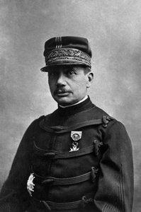 ガストン・ボルグニス・デボルド将軍（1859年～1901年）ポリテクニック・スクールで学んだフランス軍人で、海軍で軍人のキャリアを積んだ後、インドシナ部隊の指揮官となった。 作： Eugene Pirou
