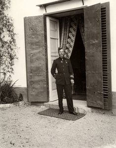 農場で制服を着た男の肖像ロズッコ、シチリア、1900 作： Eugenio Interguglielmi