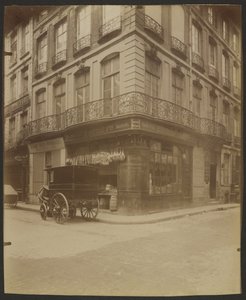 54 Rue Saint-Honoréおよび1 Rue des Prouvaires, (1° Arr.) 作： Eugène Atget