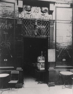 AuRéveilMatin、rue Amelot、11区、パリ 作： Eugène Atget