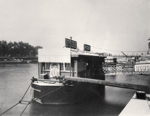 セーヌ川のボート 作： Eugène Atget