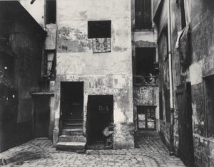 コートヤード、41 rue Broca、パリ、5区、1912（アルブメンシルバープリント） 作： Eugène Atget