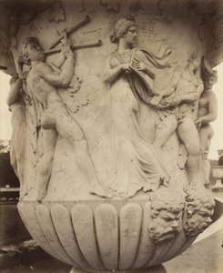 ヴェルサイユ宮殿の花瓶のディテール 作： Eugène Atget