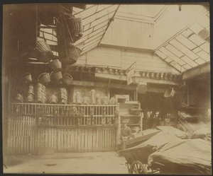 ピルエット通り5番地、オテリエ・デュ・ゾーム（1階） 作： Eugène Atget
