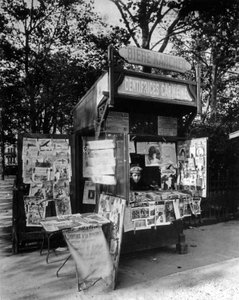パリのキオスク、1910年頃（モノクロ写真 作： Eugène Atget
