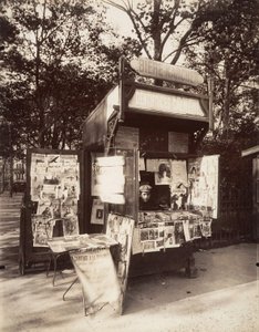 パリのキオスク、1910年頃（セピア写真 作： Eugène Atget