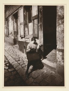 ラ・ヴィレット、時計をしている公の少女、19日。 1921 年 4 月 (ラ ヴィレット、依頼人を待つストリートウォーカー、19 区、1921 年 4 月) 作： Eugène Atget