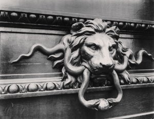 ライオンドアノッカー、パリ 作： Eugène Atget