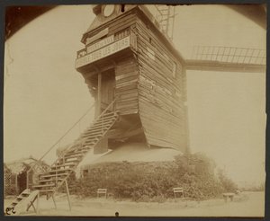モンマルトル、ムーラン・ド・ラ・ギャレット、レピック通り 作： Eugène Atget