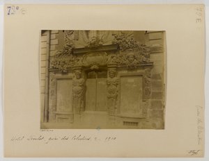 パリ4区2 quai des CélestinsのFieubetホテル(Hôtel de la Valette, Massillon school)のドア、通りの正面 作： Eugène Atget