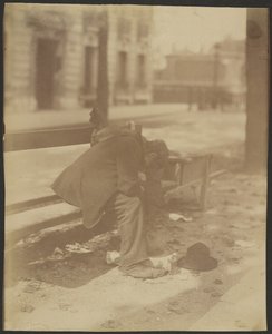 [座った浮浪者］ 作： Eugène Atget