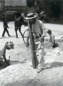 Street Paver、1910（ゼラチンシルバープリント） 作： Eugène Atget