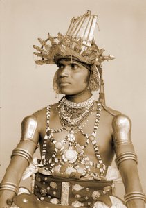 エンボス加工のシルバーヘルメットをかぶったスリランカのダンサーの肖像、1890年頃 作： Eugène Trutat