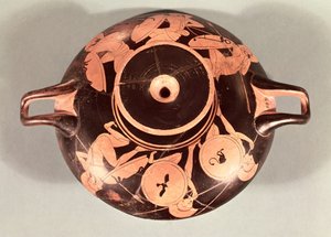身をかがめる重装歩兵（陶器）を描いた屋根裏の赤像式カップ