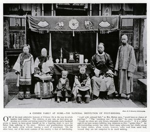 中国の家庭での様子、国立足縛り研究所（モノクロ写真 作： European Photographer