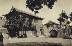 中国・山東、霊峰泰山付近の廟入口（モノクロ写真）