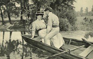 手漕ぎボートに乗った恋人同士のカップル（モノクロ写真 作： European Photographer