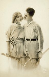 テニスラケットを持つカップル（モノクロ写真） 作： ヨーロッパの写真家