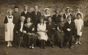 衣装を着た若者たちのグループ写真（モノクロ写真 作： European Photographer