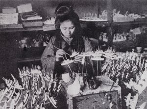 日本のおもちゃ作り（モノクロ写真